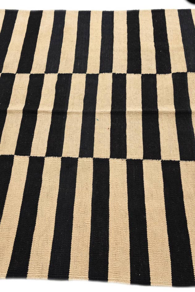 Detail image of 4' 2 x 5' 10 Hand Woven Kilim Modern Wool Rug