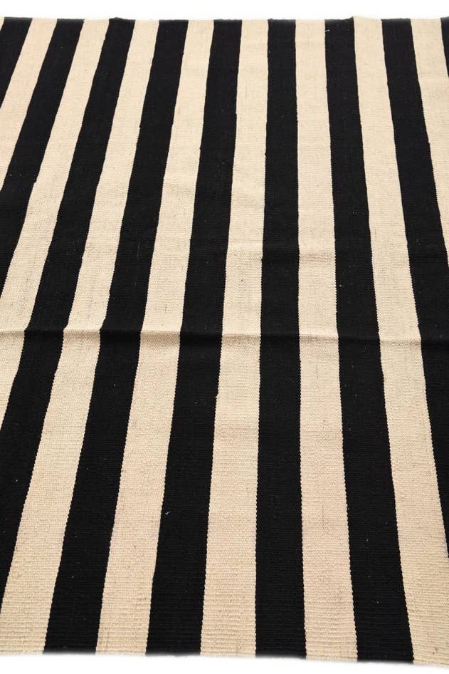 Detail image of 5' 6 x 8' 6 Hand Woven Kilim Modern Wool Rug