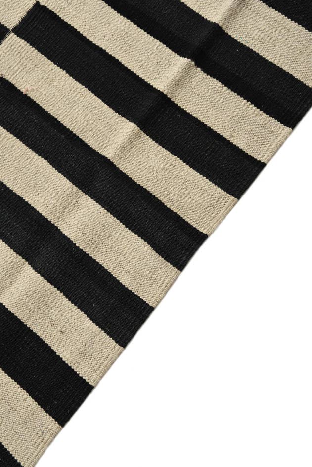 Detail image of 4' 2 x 5' 10 Hand Woven Kilim Modern Wool Rug