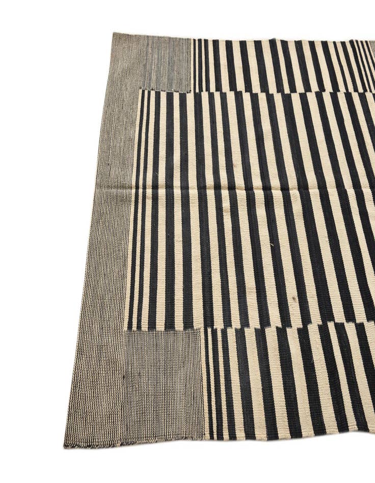 Detail image of 4' 2 x 5' 9  Hand Woven Kilim Modern Wool Rug