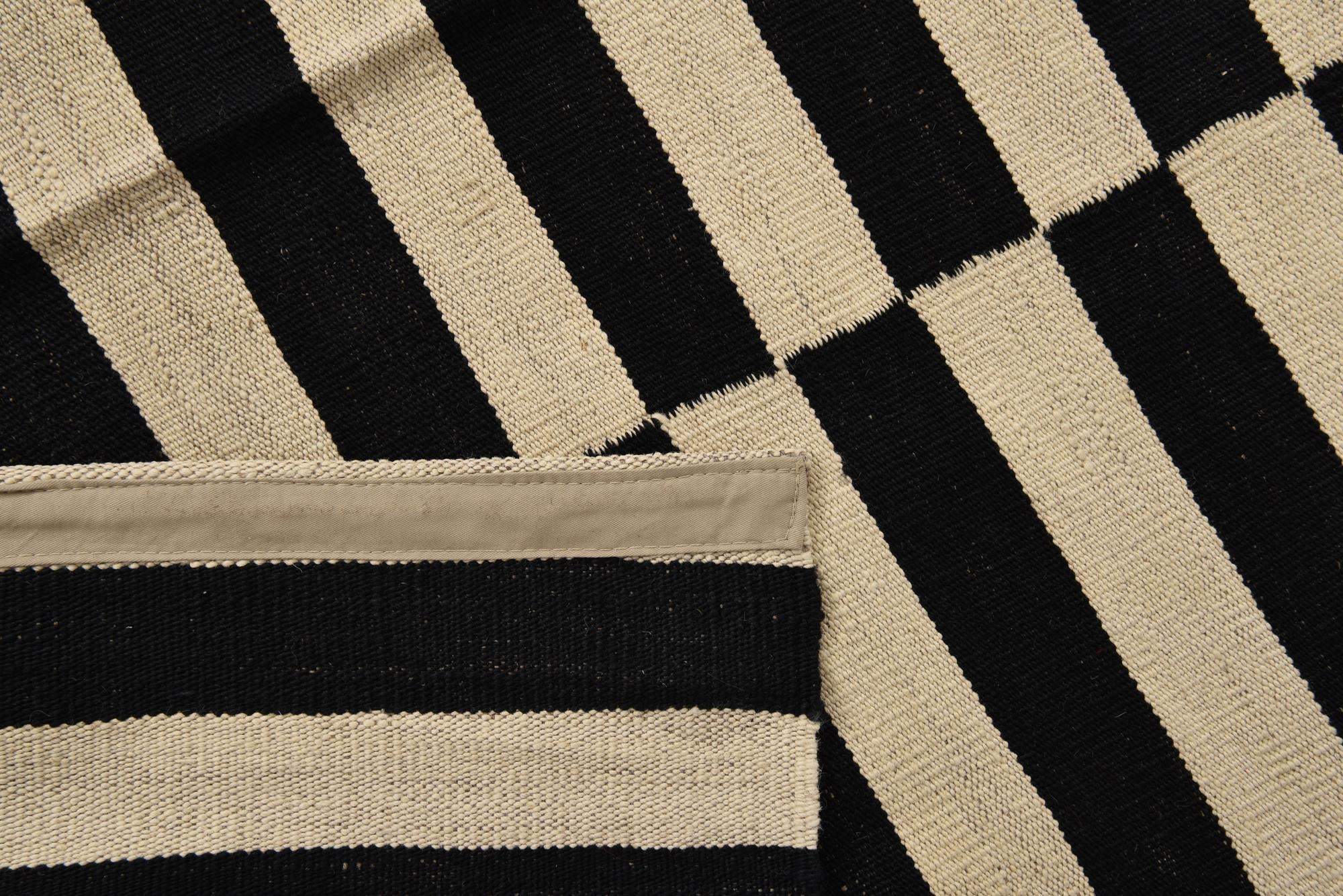 4' 2 x 6' Hand Woven Kilim Modern Wool Rug