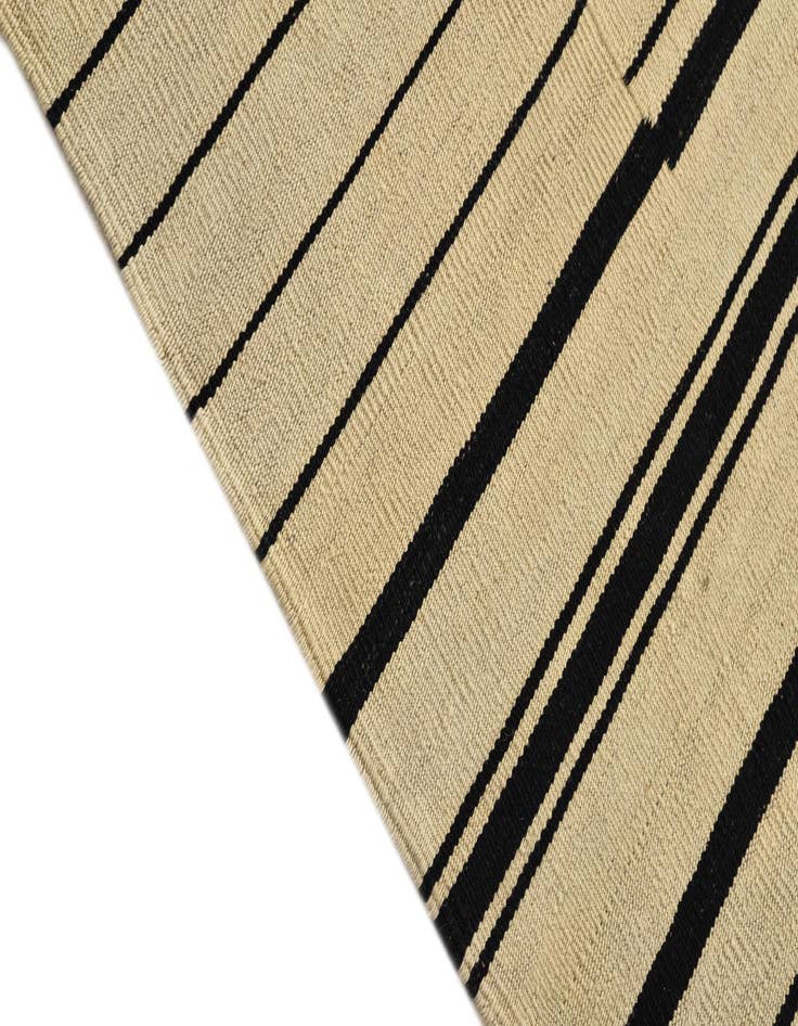Detail image of 4' 1 x 5' 10  Hand Woven Kilim Modern Wool Rug