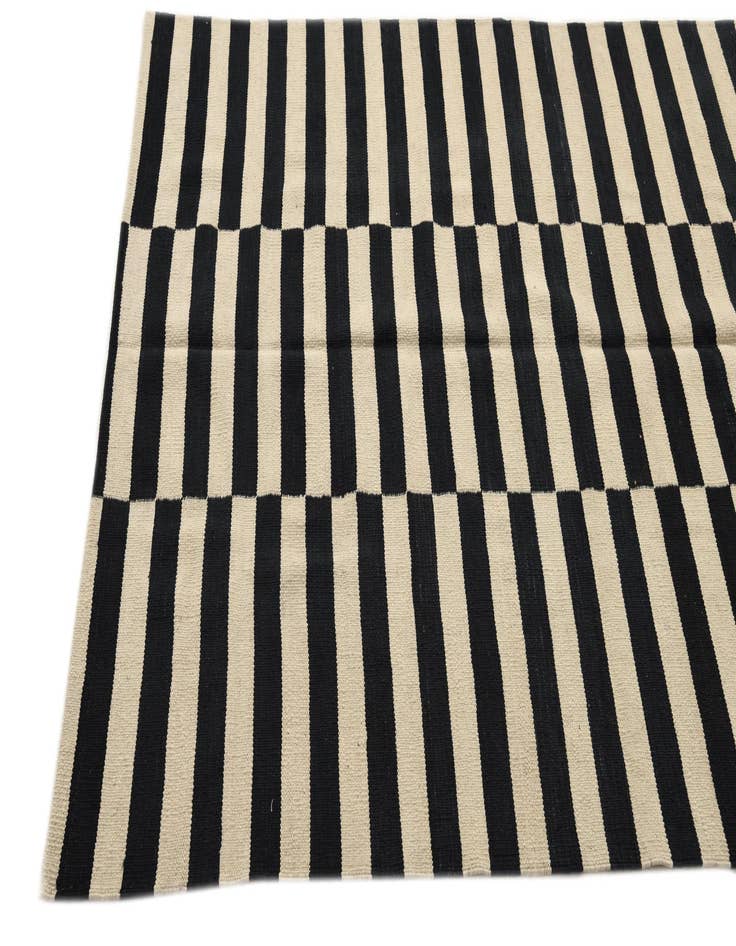 Detail image of 4' 1 x 5' 9  Hand Woven Kilim Modern Wool Rug