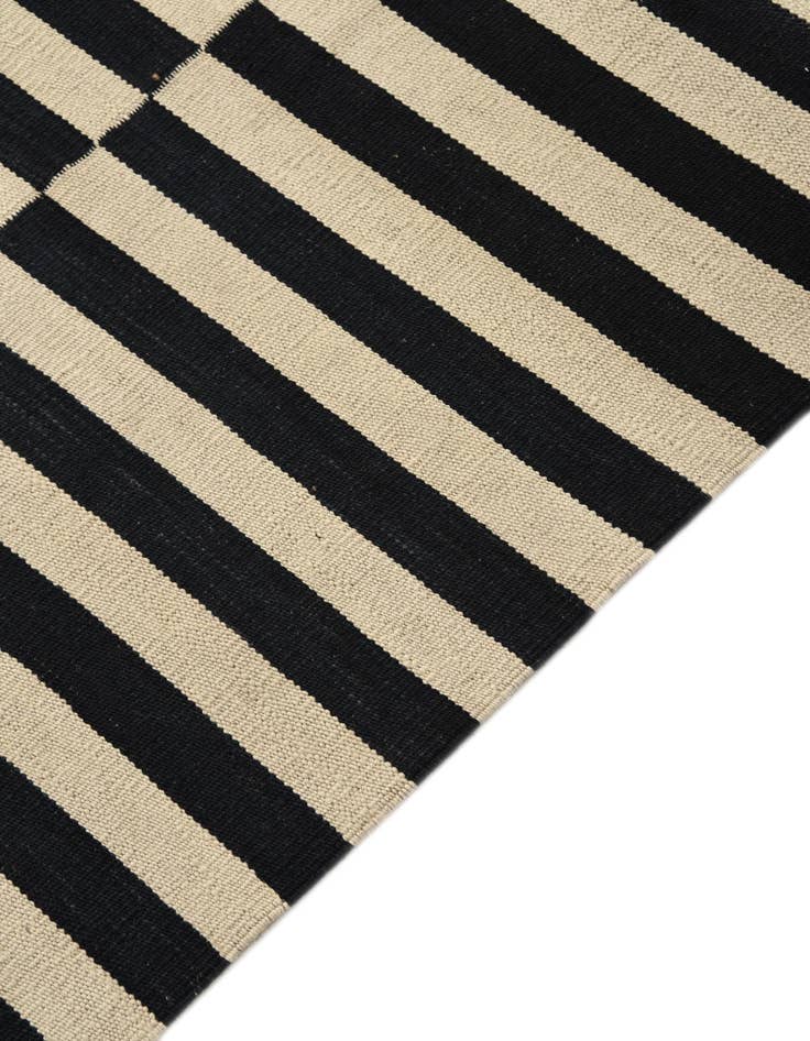 Detail image of 4' 1 x 5' 9  Hand Woven Kilim Modern Wool Rug