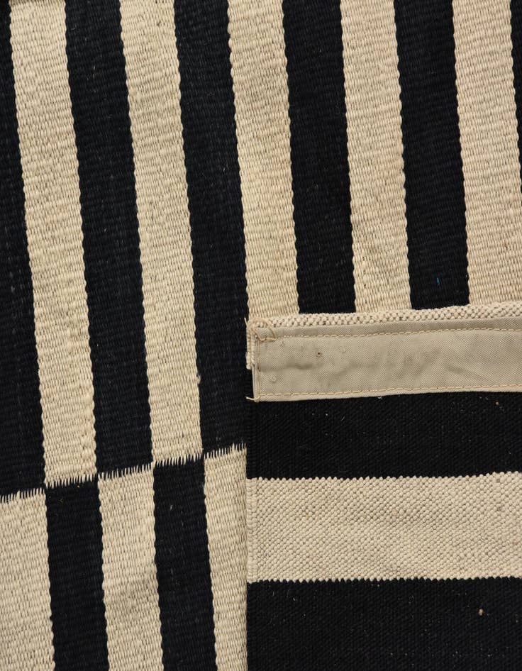 Detail image of 4' 1 x 5' 9  Hand Woven Kilim Modern Wool Rug