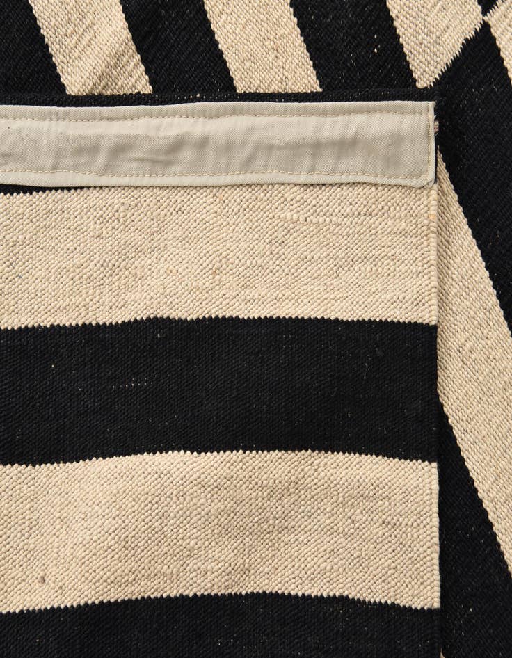 Detail image of 5' 9 x 7' 9  Hand Woven Kilim Modern Wool Rug