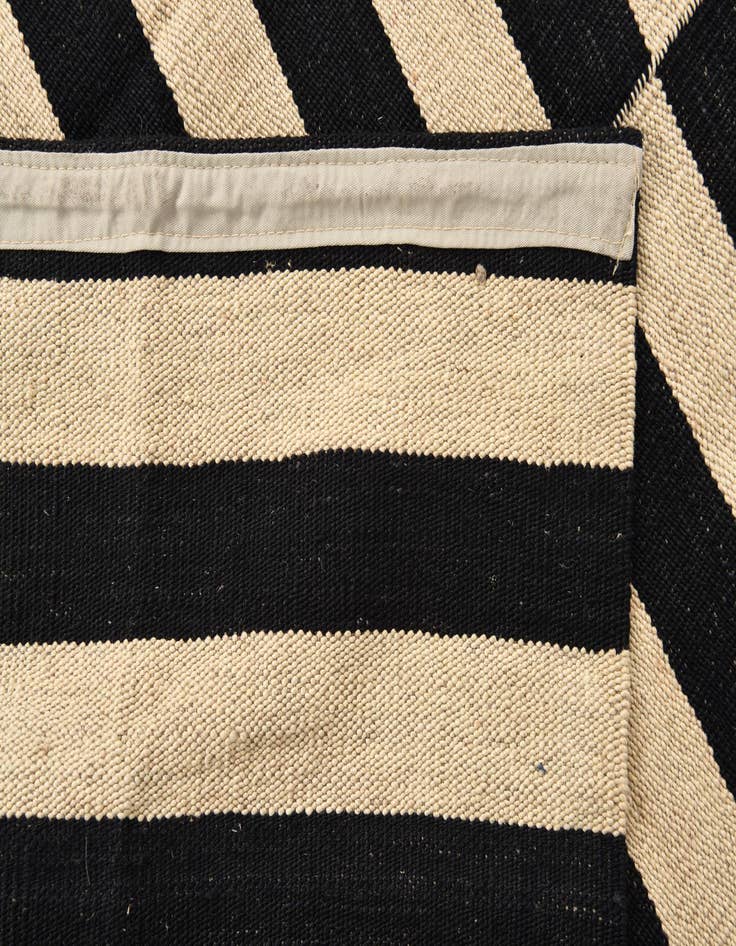 Detail image of 4' 2 x 5' 10  Hand Woven Kilim Modern Wool Rug