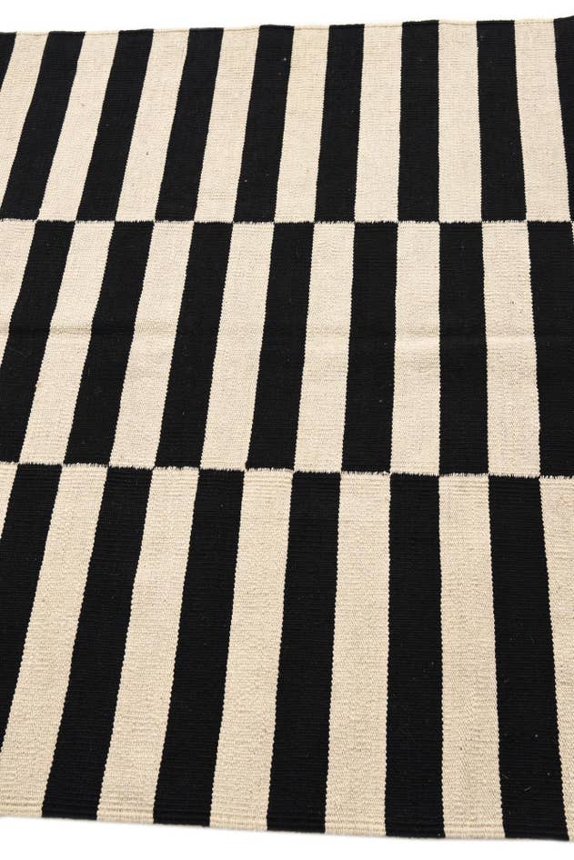 Detail image of 4' 2 x 5' 11 Hand Woven Kilim Modern Wool Rug