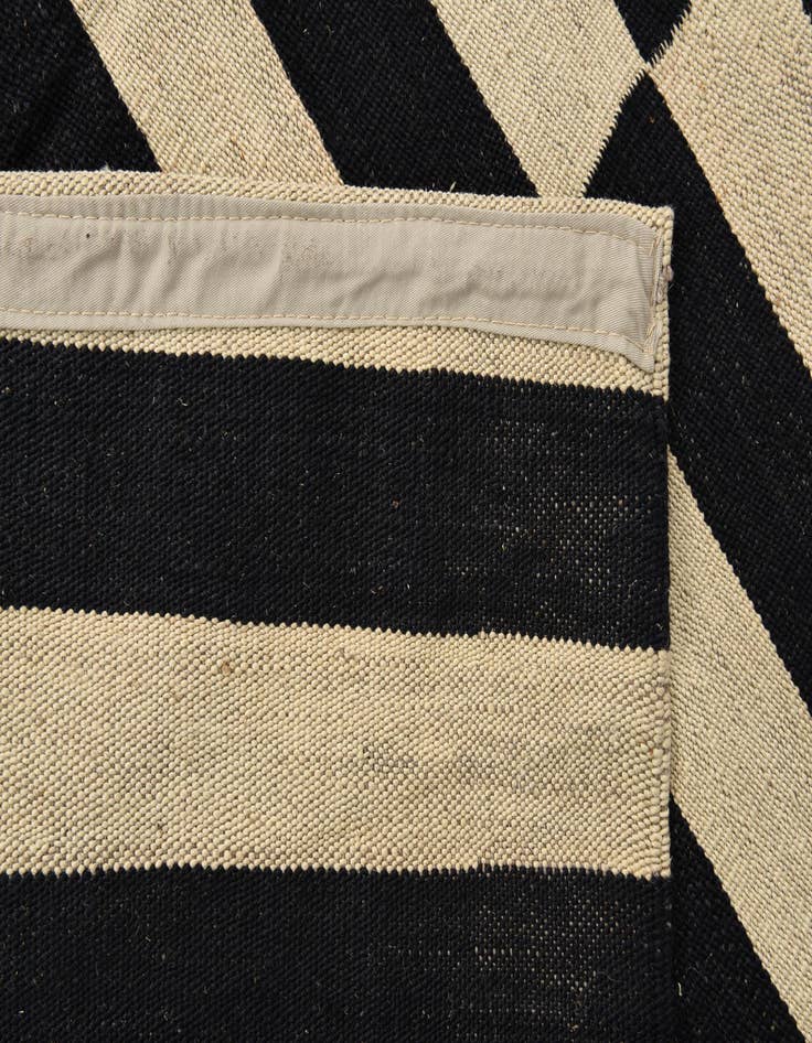 Detail image of 4' 1 x 5' 11  Hand Woven Kilim Modern Wool Rug