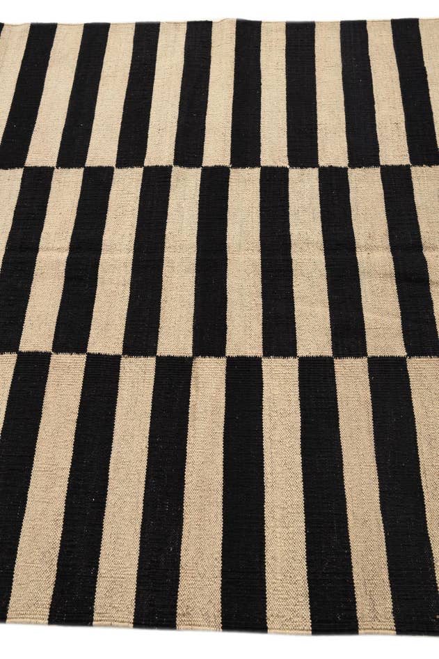 Detail image of 4' 4 x 5' 10 Hand Woven Kilim Modern Wool Rug