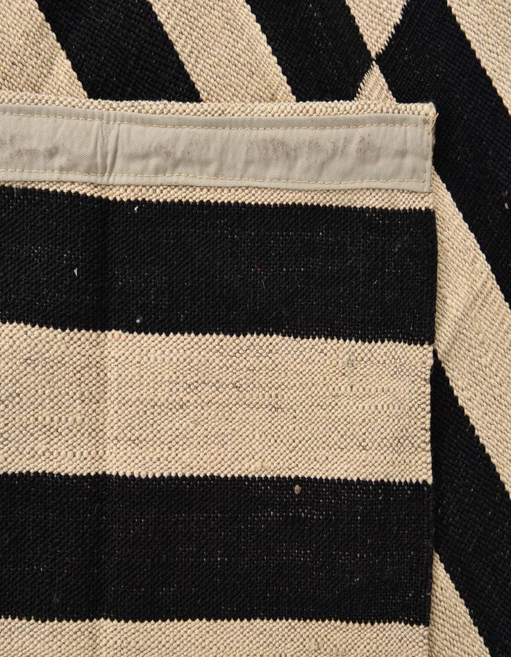 Detail image of 4' 1 x 5' 10  Hand Woven Kilim Modern Wool Rug