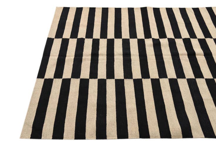 Detail image of 4' 2 x 5' 10 Hand Woven Kilim Modern Wool Rug