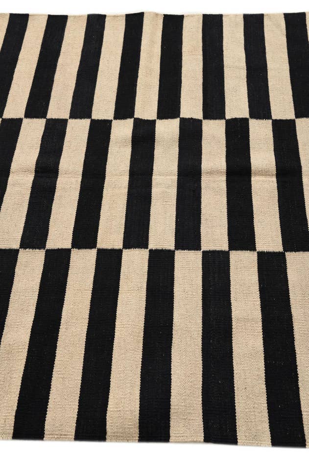 Detail image of 4' 2 x 5' 10 Hand Woven Kilim Modern Wool Rug
