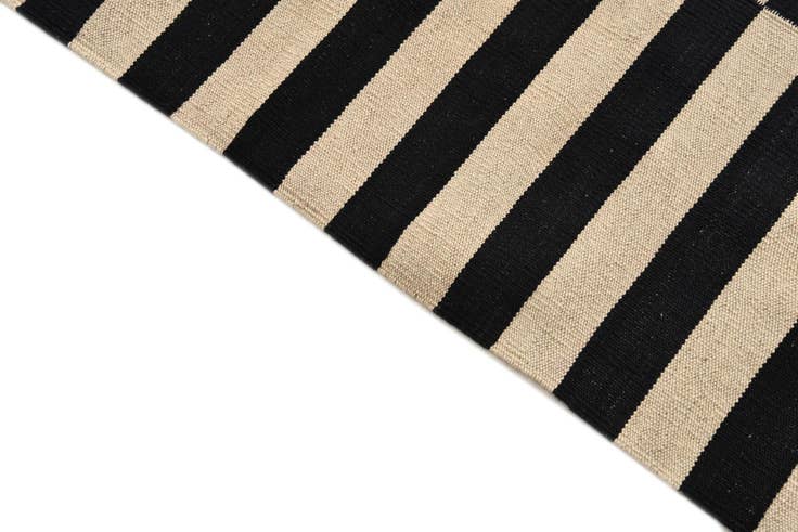 Detail image of 4' 2 x 5' 10 Hand Woven Kilim Modern Wool Rug