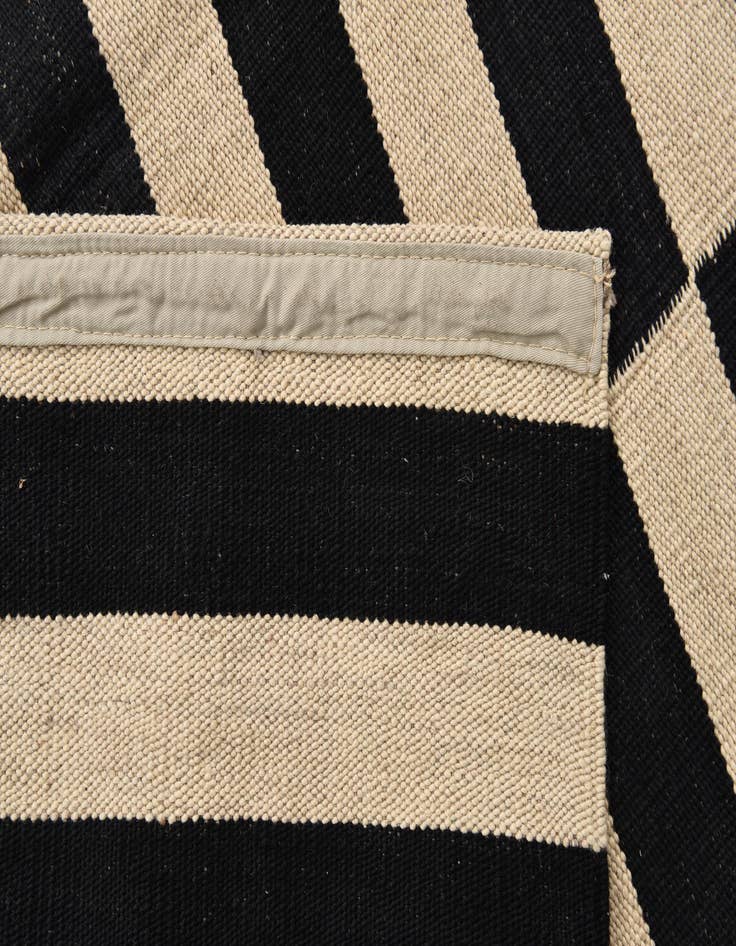 Detail image of 4' 2 x 5' 10  Hand Woven Kilim Modern Wool Rug