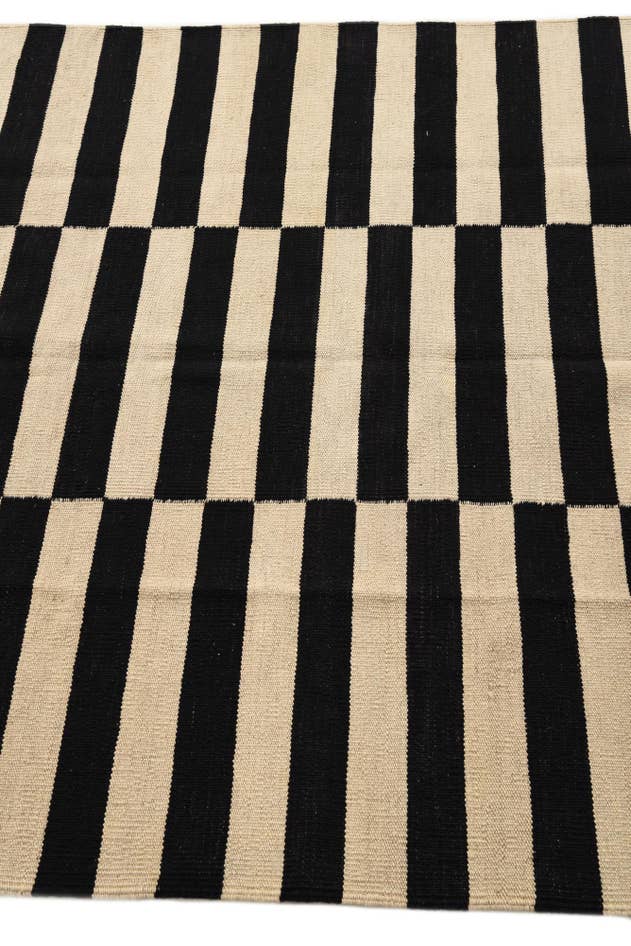 Detail image of 4' 3 x 5' 9 Hand Woven Kilim Modern Wool Rug