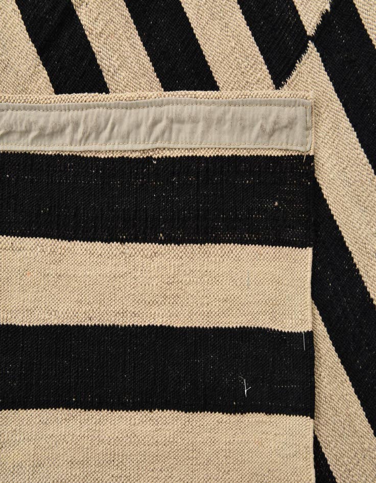 Detail image of 4' 3 x 5' 10  Hand Woven Kilim Modern Wool Rug