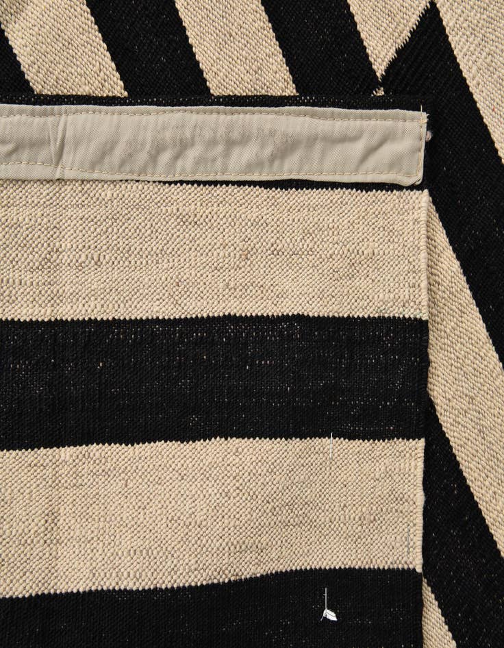 Detail image of 4' 4 x 5' 9  Hand Woven Kilim Modern Wool Rug