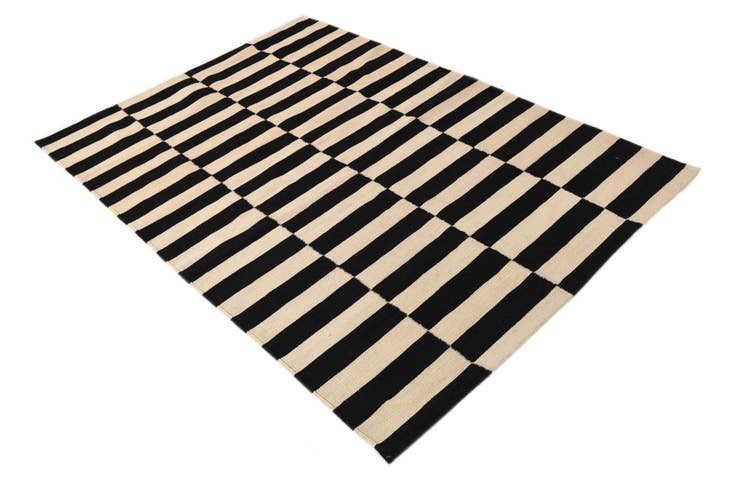 Detail image of 4' 1 x 5' 11 Hand Woven Kilim Modern Wool Rug