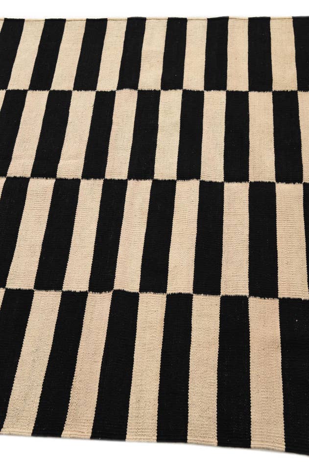 Detail image of 4' 1 x 5' 11 Hand Woven Kilim Modern Wool Rug