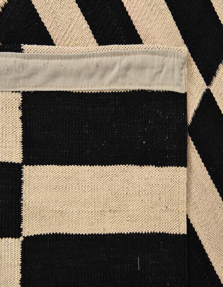 Detail image of 4' 1 x 5' 11  Hand Woven Kilim Modern Wool Rug