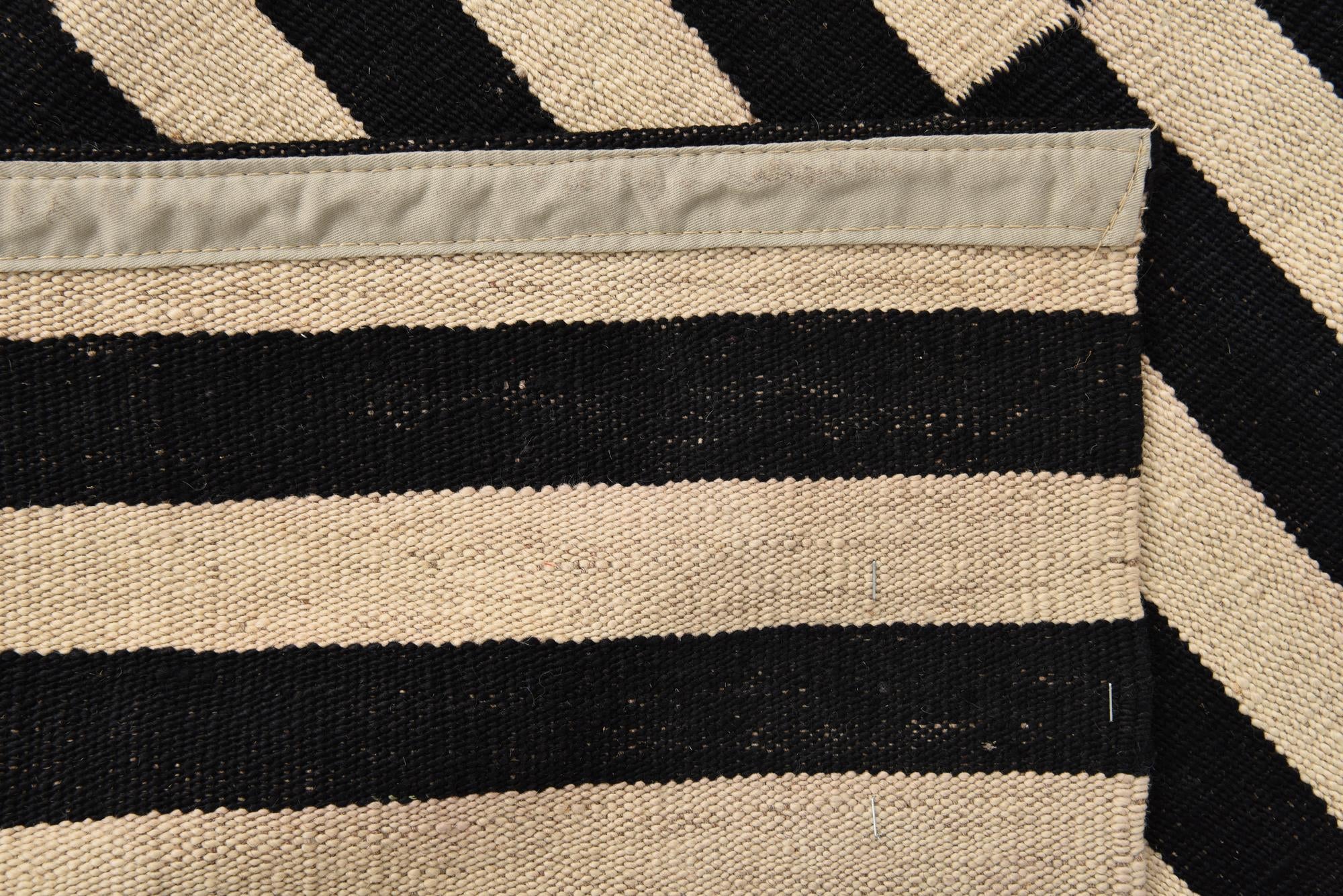 4' 1 x 5' 8 Hand Woven Kilim Modern Wool Rug