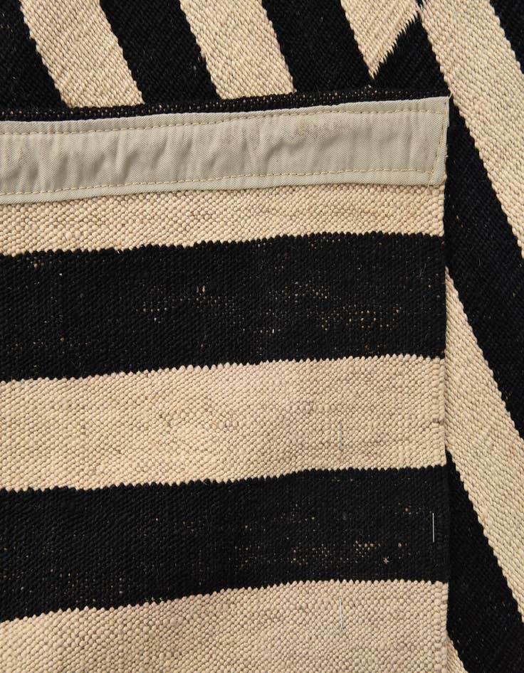 Detail image of 4' 1 x 5' 8  Hand Woven Kilim Modern Wool Rug