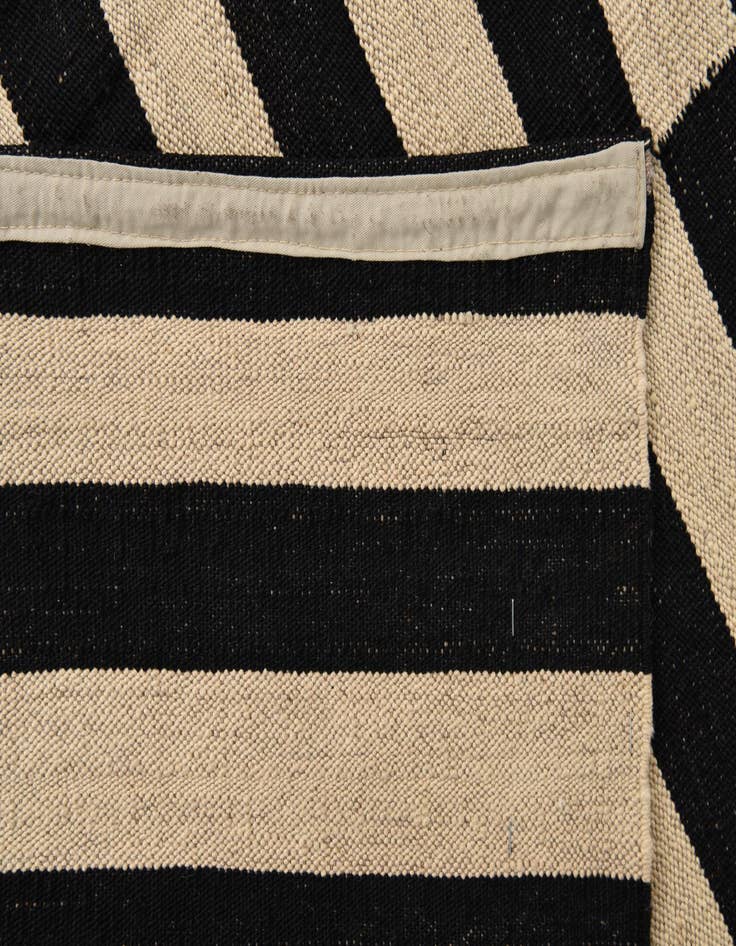 Detail image of 4' 2 x 5' 11  Hand Woven Kilim Modern Wool Rug