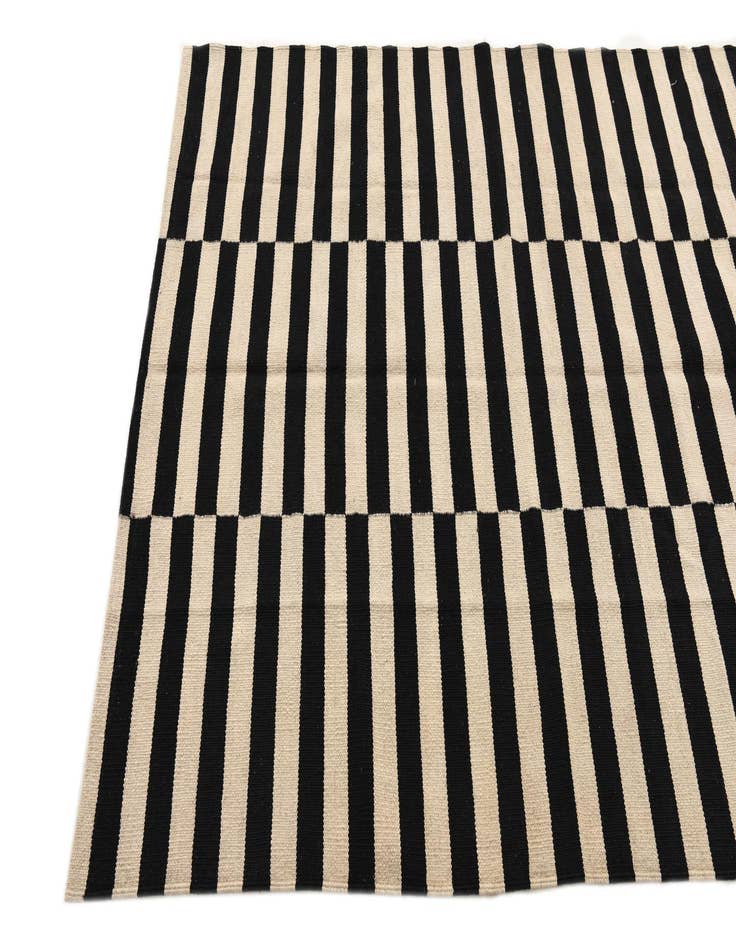 Detail image of 4' 1 x 5' 10  Hand Woven Kilim Modern Wool Rug