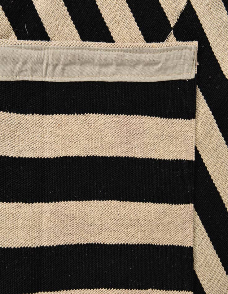 Detail image of 4' 1 x 5' 10  Hand Woven Kilim Modern Wool Rug