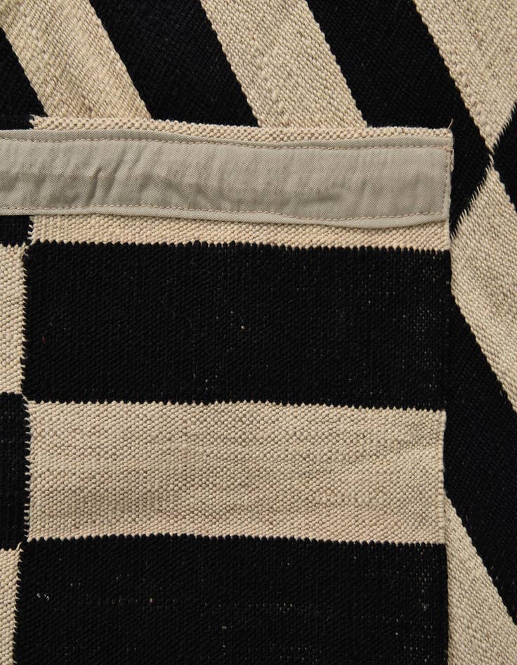 Detail image of 3' 2 x 4' 9  Hand Woven Kilim Modern Wool Rug