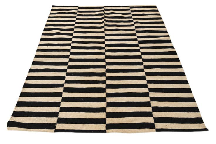 Detail image of 4' 11 x 6' Hand Woven Kilim Modern Wool Rug
