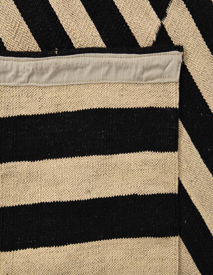 Detail image of 4' 11 x 6'  Hand Woven Kilim Modern Wool Rug