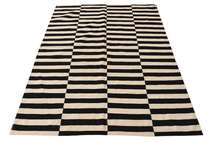 Detail image of 4' 11 x 6' 4 Hand Woven Kilim Modern Wool Rug