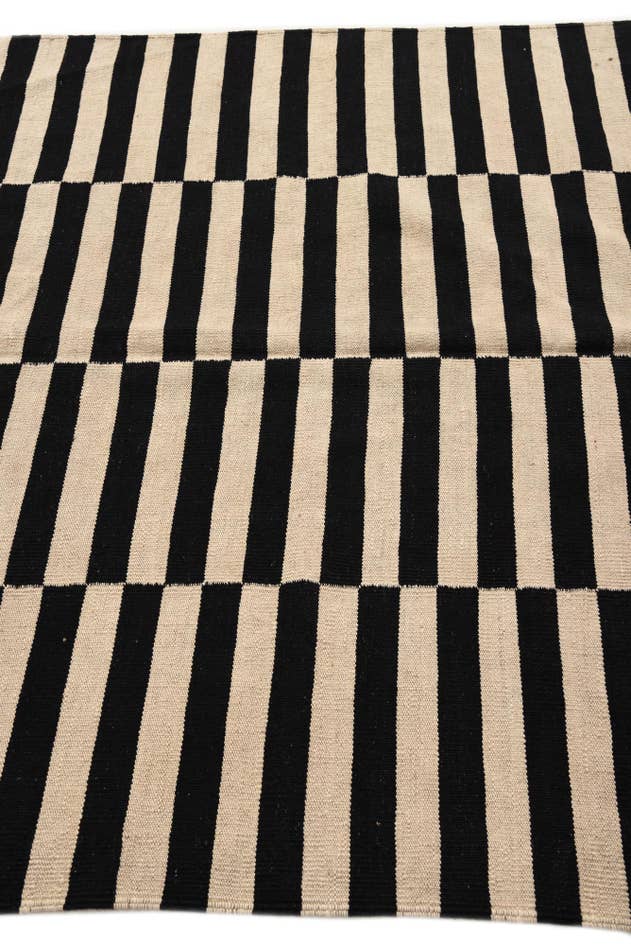 Detail image of 4' 11 x 6' 4 Hand Woven Kilim Modern Wool Rug