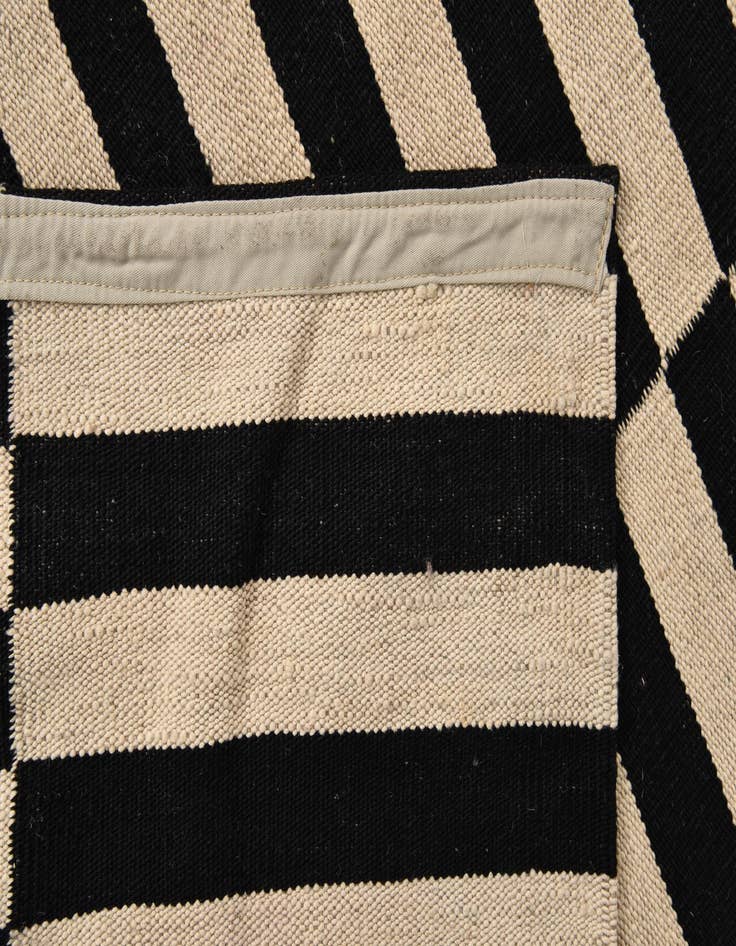 Detail image of 4' 11 x 6' 4  Hand Woven Kilim Modern Wool Rug