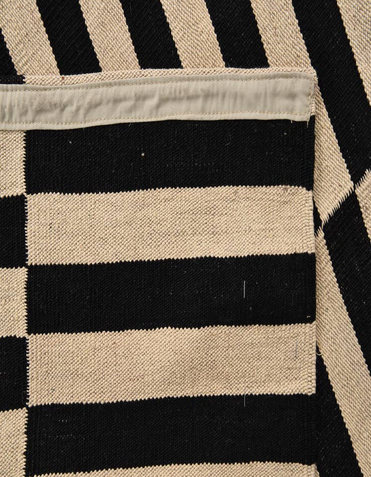 Detail image of 4' 11 x 6' 4  Hand Woven Kilim Modern Wool Rug