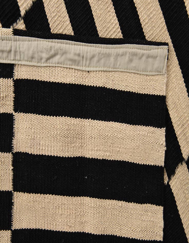 Detail image of 4' 11 x 6' 5  Hand Woven Kilim Modern Wool Rug
