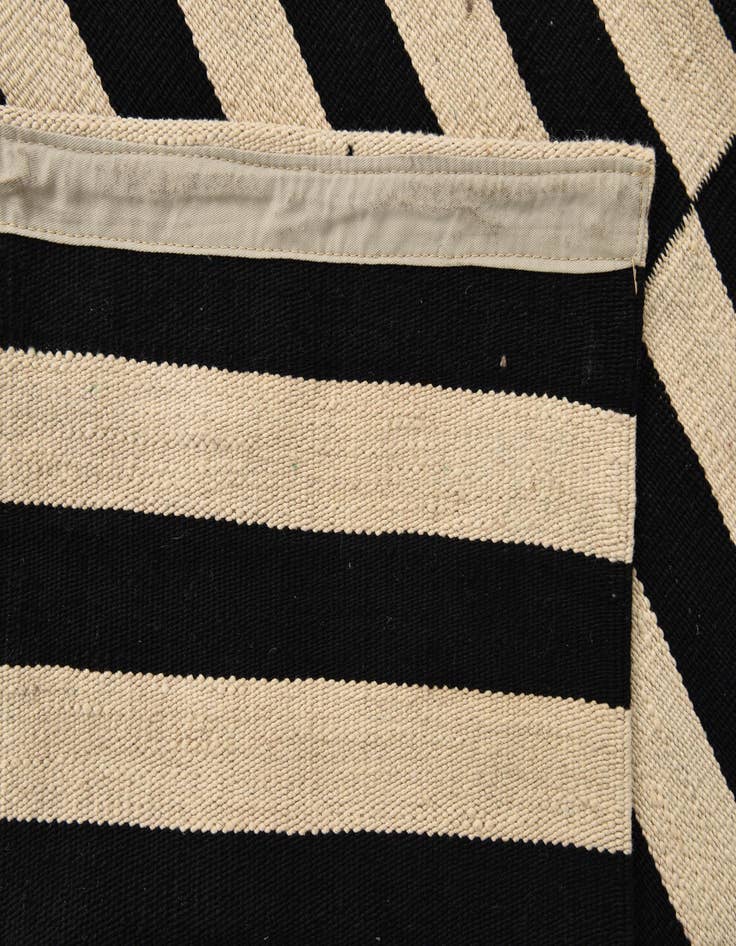 Detail image of 4' 10 x 6' 4  Hand Woven Kilim Modern Wool Rug