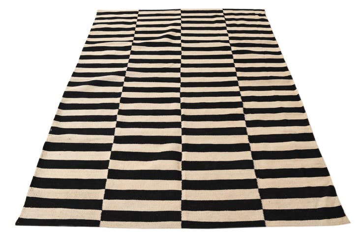 Detail image of 4' 11 x 6' 5 Hand Woven Kilim Modern Wool Rug