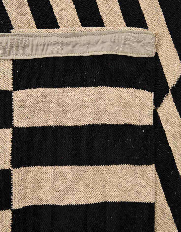 Detail image of 4' 11 x 6' 5  Hand Woven Kilim Modern Wool Rug