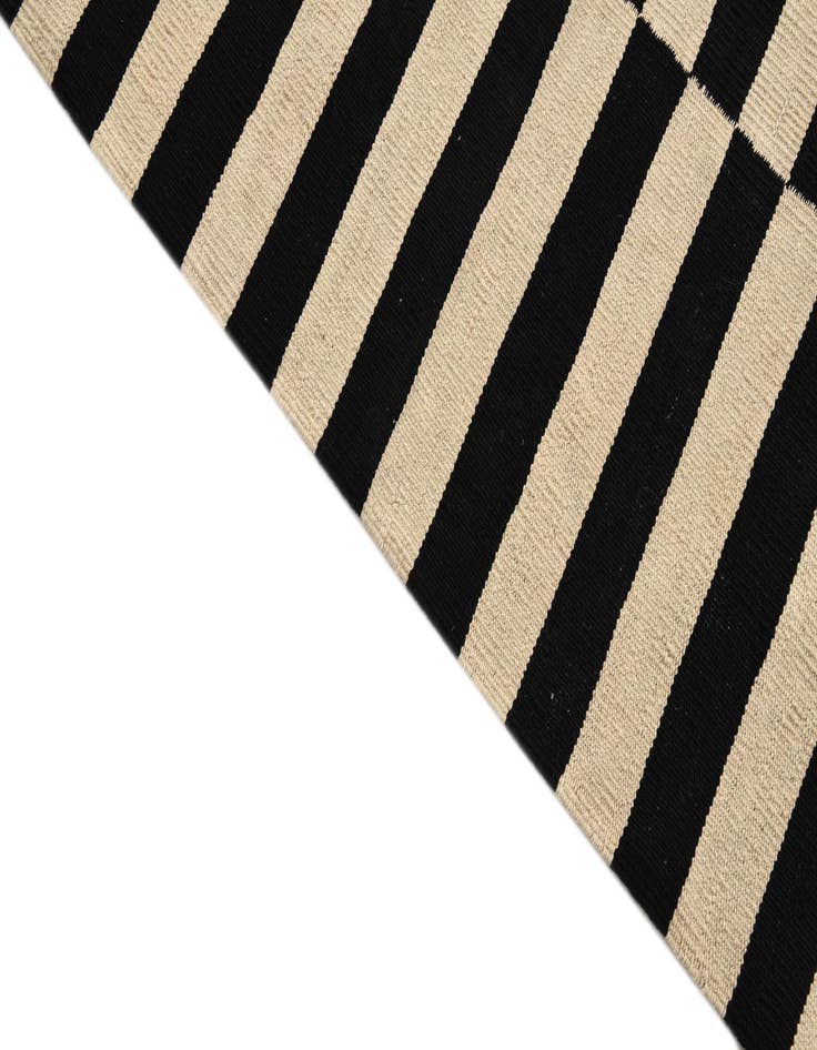 Detail image of 5' 5 x 7' 10  Hand Woven Kilim Modern Wool Rug