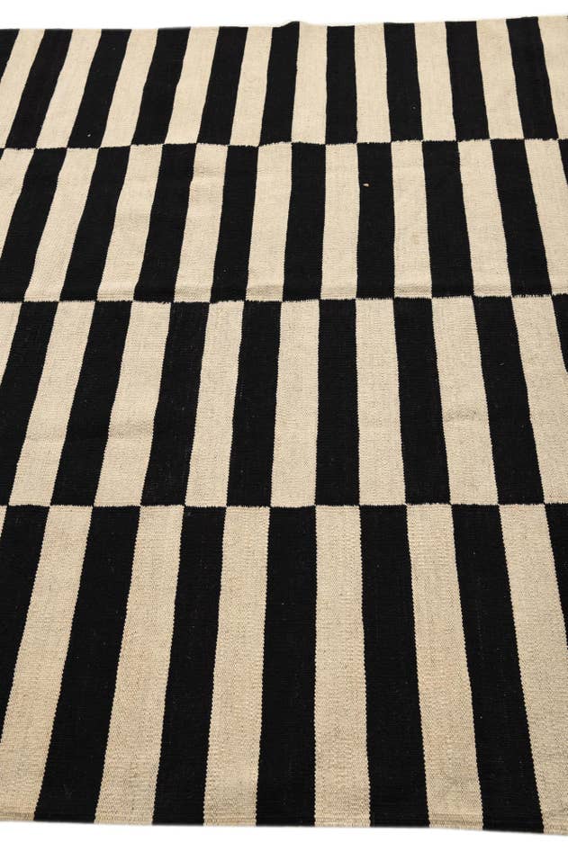 Detail image of 5' 6 x 7' 10 Hand Woven Kilim Modern Wool Rug