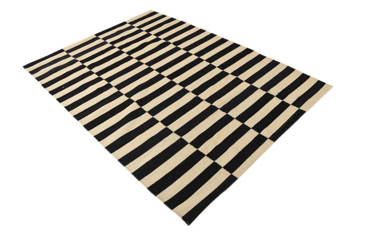 Detail image of 4' 11 x 6' 9 Hand Woven Kilim Modern Wool Rug