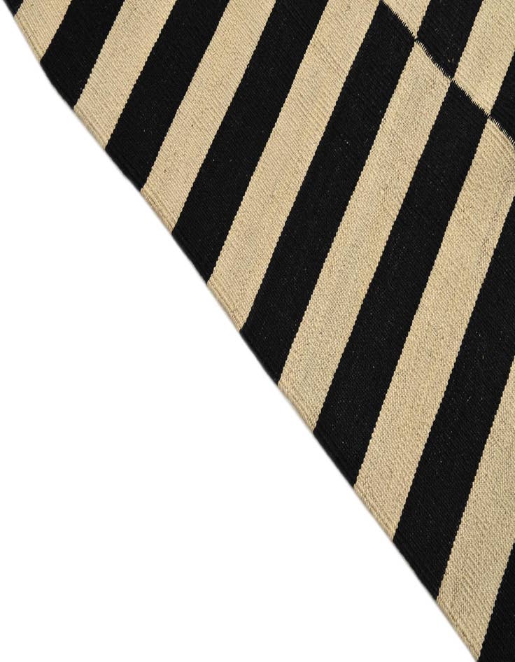 Detail image of 4' 11 x 6' 9  Hand Woven Kilim Modern Wool Rug