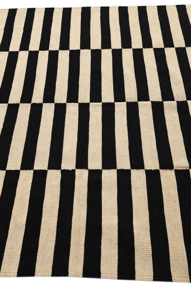 Detail image of 5' 6 x 7' 9 Hand Woven Kilim Modern Wool Rug