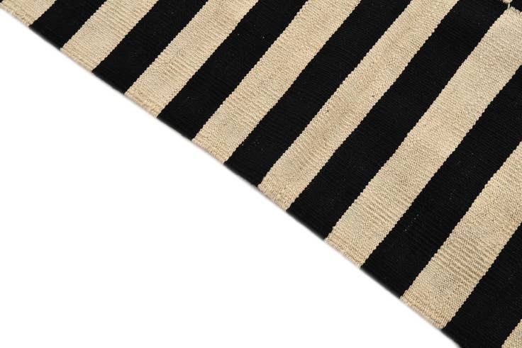 Detail image of 5' 6 x 7' 9 Hand Woven Kilim Modern Wool Rug