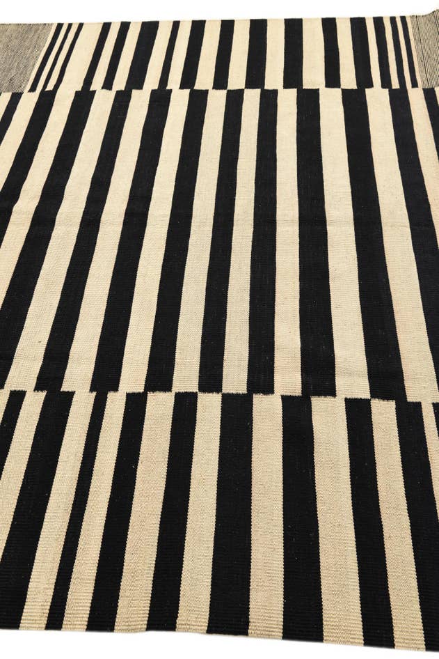 Detail image of 6' 11 x 9' 7 Hand Woven Kilim Modern Wool Rug