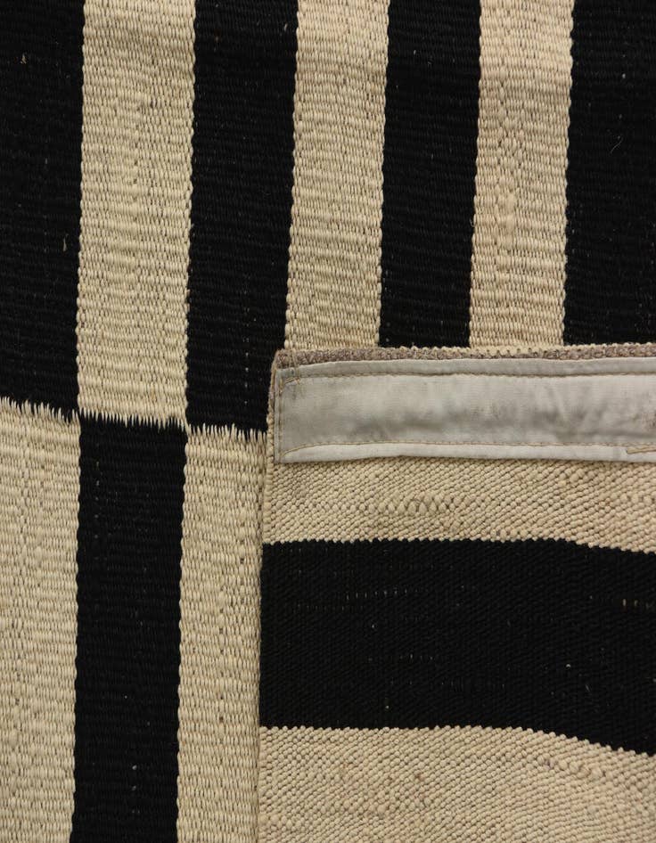 Detail image of 5' 7 x 8'  Hand Woven Kilim Modern Wool Rug