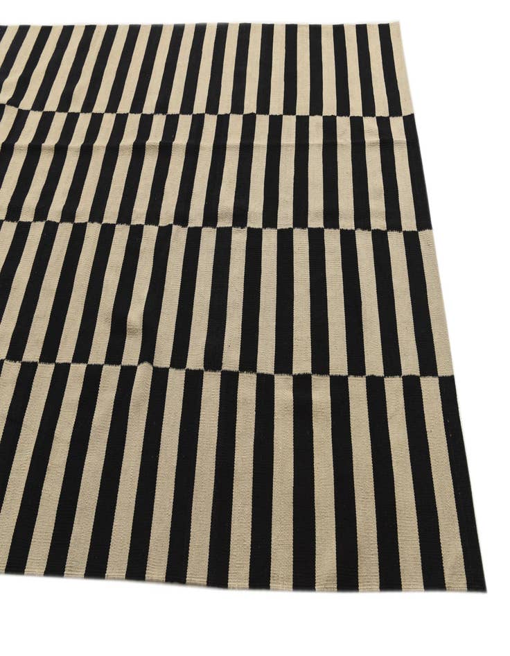 Detail image of 5' 8 x 7' 10  Hand Woven Kilim Modern Wool Rug